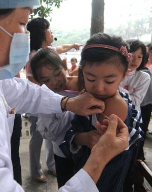 Children receives the A/H1N1 influenza vaccination in Liuzhou, a city in south China's Guangxi Zhuang Autonomous Region, Oct. 28, 2009. A vaccination program against the A/H1N1 virus is kicked off in the autonomous region on Wednesday.(Xinhua/Huang Xiaobang)