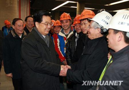 Hu Jintao (L front), general secretary of the Central Committee of the Communist Party of China, Chinese president and chairman of the Central Military Commission, shakes hands with workers and personnel who work for the construction of the Shanghai World Expo park in Shanghai yesterday. Hu Jintao paid a visit here to inspect the preparation of Shanghai World Expo.(Xinhua)