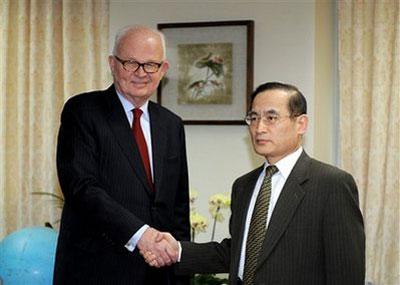 Stephen Bosworth, the U.S. special envoy to North Korea, left, shakes hands with South Korea's nuclear envoy Wi Sung-lac during their meeting at the Foreign Ministry in Seoul, South Korea, on Thursday, February 25, 2010. (AP Photo/Jung Yeon-je, Pool)