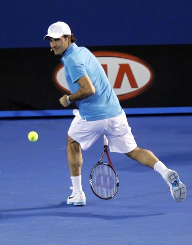 Roger Federer of Switzerland hits between his legs during the fundraising exhibition "Hit for Haiti" ahead of the Australian Open tennis tournament in Melbourne January 17, 2010. The event was held in response to the Haiti earthquake. [Photo/Agencies]