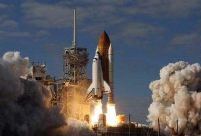 Space shuttle Atlantis lifts off from launch pad 39A at the Kennedy Space Center in Cape Canaveral, Florida November 16, 2009. Atlantis lifted off its seaside launch pad on Monday, loaded with spare parts to keep the International Space Station flying after the shuttles are retired next year. REUTERS/Scott Audette