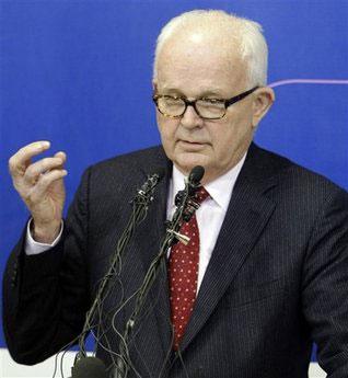 U.S. President Barack Obama's special envoy on DPRK, Stephen Bosworth, answers a reporter's questions during a press briefing after returning from DPRK at the Foreign Ministry in Seoul, South Korea, Thursday, Dec. 10, 2009.(AP Photo/Lee Jin-man)