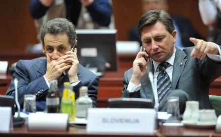 French President Nicolas Sarkozy (L) and Slovenian Prime Minister Borut Pahor make phone calls during the second-day meeting of the EU summit at EU headquarters in Brussels, capital of Belgium, on Dec. 11, 2009.(Xinhua/Wu Wei)