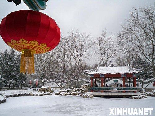 Heavy snow blanketed much of northern China on Sunday, the day of the Lantern Festival.