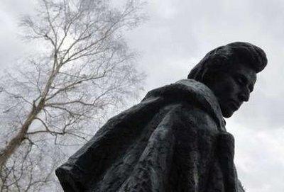 Polish composer Fryderyk Chopin's monument is displayed in the gardens of a museum in Zelazowa Wola, near Warsaw, March 1, 2010. Poland is celebrating the 200th birthday of Chopin, one of its most famous sons. The museum was previously the birthplace and home of the Polish composer. REUTERS/Kacper Pempel 