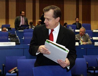 U.S. Ambassador to the International Atomic Energy Agency, IAEA, Glyn Davies arrives for the IAEA's board of governors meeting at the International Center, in Vienna, on Tuesday, March 2, 2010. (AP Photo/Ronald Zak)