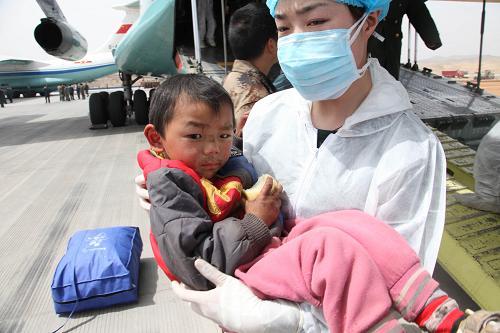 Medical staff from the People's Liberation Army and armed police are providing large-scale assistance in Yushu by transporting advanced mobile hospitals to the region.