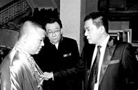 2006年3月28日，在廣州最後一次演出前的新聞發佈會上，侯耀文指點郭德綱