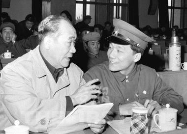 1979年，侯耀文（右）和父親侯寶林一起出席第四次全國文代會的曲藝工作者協會會議  供圖/新華社