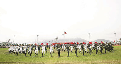 駐軍儀仗隊步伐整齊，節奏鮮明。香港文匯報