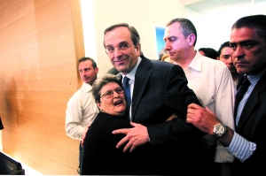 6日，在希臘首都雅典新民主黨總部，支持者擁抱得票率第一的新民主黨領導人安東尼斯�薩馬拉斯。 新華/法新