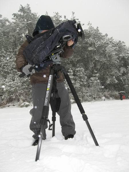 李慶在大雪中拍攝