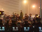 國安球迷圍堵天津大巴 警察排隊嚴陣以待(圖)