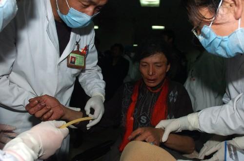 　　9月16日，一名受傷群眾在西藏自治區人民醫院接受急救。當日19時11分，一輛東風牌農用車在拉薩市當雄縣境內發生特大交通事故，截至發稿時，事故共造成10人死亡，6人受傷。目前，受傷群眾均在西藏自治區人民醫院接受治療。
