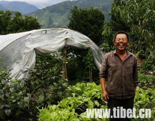 多仁在菜地裏笑開了花