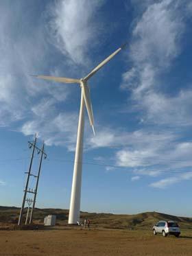 矗立在內蒙古大草原上的風力發電機