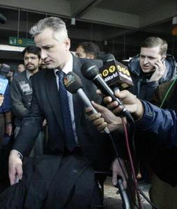 Members of a team of British police from Scotland Yard arrive at Islamabad International Airport Jan. 4, 2008. A team of British police arrived in Pakistan on Friday to join an investigation into the assassination of opposition leader Benazir Bhutto. (Xinhua/Reuters Photo)