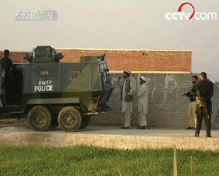 Gunmen took dozens of students and teachers hostage at a school in Pakistan on Monday but freed them unharmed hours later.(CCTV.com)