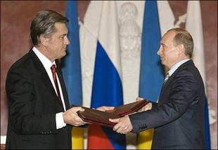 Russia's President Vladimir Putin (R) and his Ukraine counterpart Viktor Yushchenko exchange documents as they meet in Moscow's Kremlin. (AFP/Pool/Sergei Karpukhin)