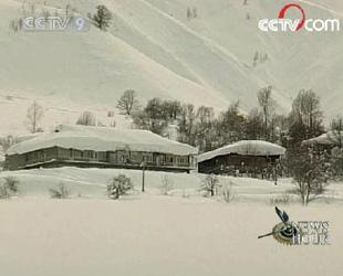 Heavy snowfall has blocked Georgia's main northern highway. No injuries have been reported.(CCTV.com)