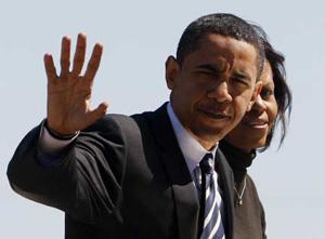 U.S. Democratic presidential candidate Senator Barack Obama (D-IL) and his wife Michelle board his campaign plane in Houston, Texas March 4, 2008.(Xinhua/Reuters Photo)