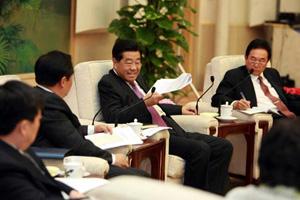 Jia Qinglin, chairman of the National Committee of the Chinese People's Political Consultative Conference (CPPCC), joined the Taiwan delegation of deputies to the 11th National People's Congress (NPC) on Friday afternoon to deliberate Premier Wen Jiabao's government work report.(Xinhua Photo)