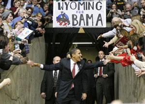 U.S. Democratic presidential candidate and Senator Barack Obama (D-IL) (C) arrives to speak in Laramie, Wyoming, March 7, 2008. (Xinhua/Reuters Photo)