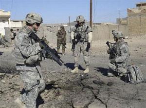 U.S. soldiers inspect the scene of a bomb attack in Samarra, 96 km north of Baghdad, March 5, 2008. REUTERS/Sabah al-Bazee