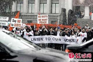 Overseas Chinese students hold banners and flags protesting the western media bias against China in reports on the recent Tibet riots in Vancouver. According to a report from Global Times, overseas Chinese have protested peacefully in Toronto, Vancouver, Calgary and Montreal in Canada, Munich and Brunswick in Germany, Auckland in New Zealand and Stockholm until April 2. [huanqiu.com]