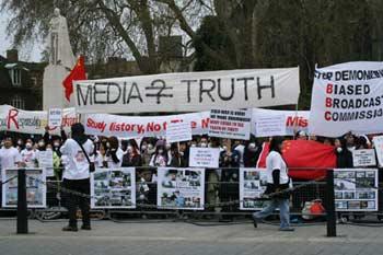 Thousands of Chinese students and expatriates convene in Old Palace Yard in London on April 19, 2008, to protest against the BBC's and other British news organizations' distorted and lopsided reports on Tibetan secessionist violence and London leg of Olympics torch relay. [Lei Xiaoxun/chinadaily.com.cn]