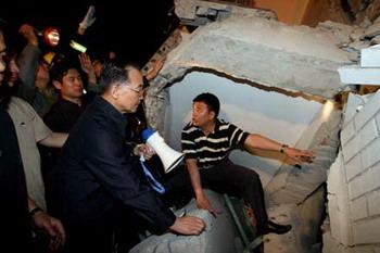 Chinese Pemier Wen Jiabao (2nd R) speaks to buried people at a ruined hospital in Dujiangyan city of southwest China's Sichuan Province May 12, 2008. Premier Wen flew into southwest China's Sichuan Province on Monday. (Xinhua Photo)