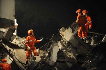 Rescuers work in Dujiangyan city of southwest China's Sichuan Province, on May 13, 2008. A major eathquake measuring 7.8 on Richter scale jolted Wenchuan County of Sichuan Province at 2:28 p.m. on Monday. (Xinhua/Wang Jianhua)