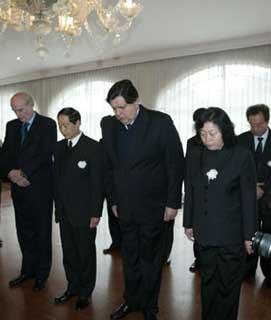 Peruvian President Alan Garcia (3rd L) mourns for China's earthquake victims as Chinese Ambassador Gao Zhengyue (2nd L) stands aside at the Chinese Embassy in Lima, capital of Peru, May 19, 2008. Garcia came to the Chinese Embassy on May 19 to offer condolences to Chinese quake victims. (Xinhua Photo)
