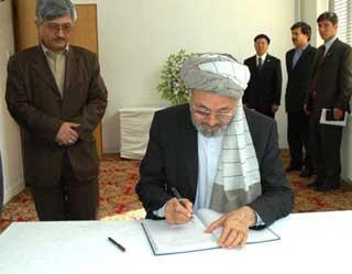 Afghan Vice President Mohammad Karim Khalili writes on the condolence book to mourn for China's earthquake victims at the Chinese Embassy in Kabul, capital of Afghanistan, May 20, 2008. A number of Afghan parliamentary and cabinet members as well as senior members from the Afghanistan-based foreign missions came to the Chinese Embassy on May 20 to offer condolences to Chinese quake victims. (Xinhua Photo)