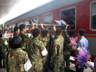 An injured person is carried out of a carriage of the special train at the Xi'an Railway Station in Xi'an, capital of northwest China's Shaanxi Province, May 21, 2008. Some 248 people injured in the May 12 quake hitting Sichuan Province arrived in Xi'an on Wednesday for better treatment.(Xinhua Photo)