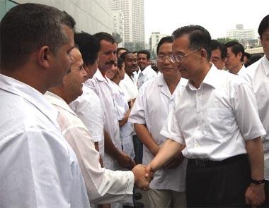 Chinese Premier Wen Jiabao (R Front) meets with members of the Cuban medical team at Huaxi Hospital in Chengdu, capital of southwest China's Sichuan Province, May 24, 2008. (Xinhua/Yao Dawei)
