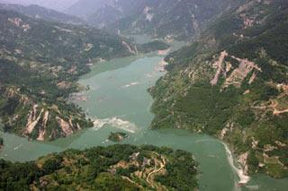 Photo taken on May 22, 2008 shows an airscape of the quake lakes formed after the massive May 12 earthquake in Beichuan County, southwest China's Sichuan Province. According to a preliminary analysis, a total of 34 quake lakes have been found in Sichuan, eight of which contain more than 300 million cubic meters of water each.(Xinhua Photo)