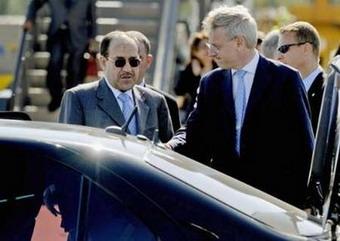 Iraq's Prime Minister Nuri al-Maliki (L) is welcomed by Sweden's Foreign Minister Carl Bildt (2nd R) after arriving at Arlanda Airport in Stockholm May 28, 2008. Al-Maliki is in Stockholm for a U.N. conference that will review the political and security progress in Iraq. REUTERS/Bertil Ericson/Scanpix (SWEDEN)