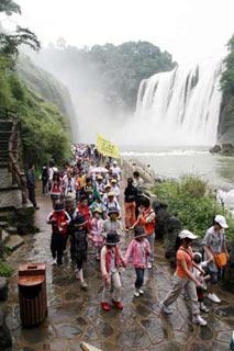 Children from quake-hit Sichuan province visit the Huangguoshu Cataract in Anshun city, southwest China's Guizhou province, June 1, 2008. Over 70 children from quake-hit Sichuan province visited the Huangguoshu Cataract on Sunday and celebrated the International Children's Day with local children.(Xinhua Photo)