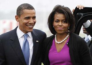 U.S. Democratic presidential candidate Barack Obama (D-IL) and his wife Michelle prepare to board their plane at Chicago Midway Airport June 3, 2008, en route to his final primary night rally in St Paul.   (Xinhua/Reuters Photo)