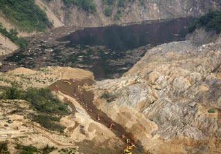 A general view shows excavators digging division channels near the Tangjiashan lake in earthquake-hit Beichuan County, Sichuan Province June 1, 2008. Engineers have completed work to drain a lake formed by last month's earthquake that had threatened to inundate towns downstream and add to the toll of China's deadliest natural disaster in more than 30 years. [Agencies]