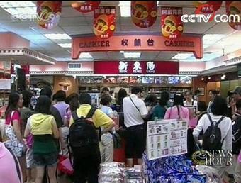 Mainland tourists are packing this Specialty food shop.(CCTV.com)