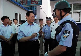 Zhou Yongkang (C), member of the Standing Committee of the Political Bureau of the Communist Party of China (CPC) Central Committee, inspects Liulihe public security inspection post in Fangshan District, Beijing, July 14, 2008. Zhou inspected public security posts around Beijing on Monday. (Xinhua/Rao Aimin)