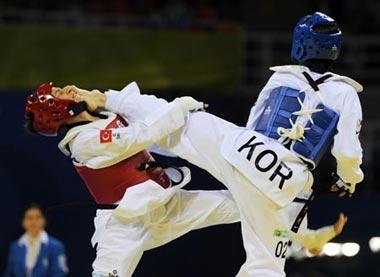 Lim Sujeong (blue) of South Korea competes in Women -57kg Gold Medal contest against Azize Tanrikulu of Turkey at USTB Gymnasium in Beijing, China, Aug. 21, 2008. Lim Sujeong defeated Azize Tanrikulu and won the gold medal of the event. (Xinhua Photo)