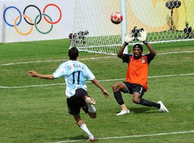 Angel Di Maria (#11) of Argentina makes a goal during the men's gold match of football event between Nigeria and Argentina at Beijing 2008 Olympic Games in the National Stadium, known as the Bird's Nest, in Beijing, China, Aug. 23, 2008. (Xinhua/Li Gang)