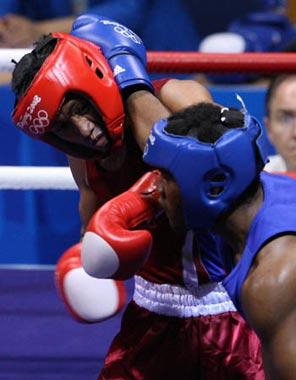 Felix Diaz (blue) of Dominican Rep. competes during Men's Light Welter (64kg) Final Bout between Felix Diaz of Dominican Rep. and Manus Boonjumnong of Thailand of Beijing 2008 Olympic Games boxing event at Workers' Gymnasium in Beijing, China, Aug. 23, 2008. Felix Diaz defeated Manus Boonjumnong, and won the gold medal of the event. (Xinhua/Lu Mingxiang)