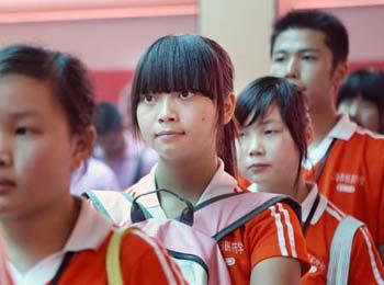 Students from Dujiangyan arrive at the Shanghai Railway Station in Shanghai, east China, Aug. 31, 2008. Around 1,300 vocational school students from the quake-hit Dujiangyan City of southwest China's Sichuan Province arrived in Shanghai by a special train on Sunday. They will be studying in 24 vocational schools in Shanghai with various living allowances and tuition fees covered.(Xinhua Photo)