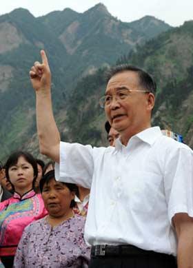 Chinese Premier Wen Jiabao addresses a press conference in Yingxiu Town, Wenchuan, southwest China's Sichuan Province, on the morning of Sept. 2, 2008. Wen Jiabao condoled quake sufferers and held a press conference here during his visit on Tuesday. (Xinhua Photo) 