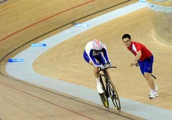 Simon Richardson competes in the final.[Xinhua]