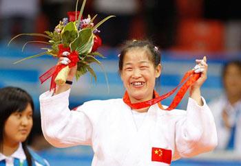 Guo Huaping overwhelms Brazilian Karla Cardoso, silver medalist at the 2004 Athens Paralympics, by an ippon on Sunday, September 7, 2008. [Photo: Xinhua]